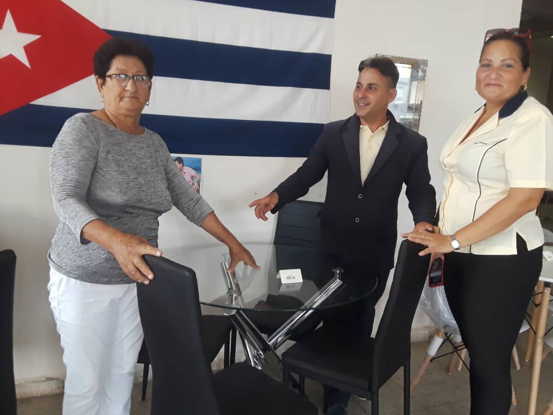 CaribeTiendas's tweet image. 📢📢 Tienda La Caribeña del municipio Florida comenzó su venta del día realizando un eficiente servicio al cliente, por lo que mantiene sus iniciativas, e invita a que la visites y adquieras el mueble para su hogar📢📢
#clientesatisfecho
@tiendascaribe_camagüey
@TiendasCARIBE