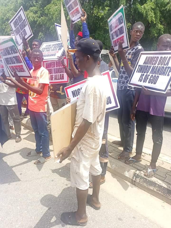 VictorIsrael_'s tweet photo. 😂😂😂😂😂😂 what is the meaning of this rubbish? Must APC and Tinubu pay for everything? This is so funny. Nigerians don’t want you bro. If e didn’t dey, e didn’t dey 📌 https://t.co/v5yWpBvCsS