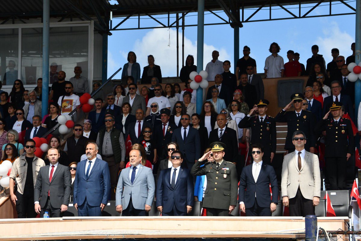 drmgodekmerdan's tweet photo. 📍Söke 

19 Mayıs Atatürk'ü Anma, Gençlik ve Spor Bayramı dolayısıyla düzenlenen programa ilçe protokolümüz ile birlikte katıldık. https://t.co/jkkcB5C4IY