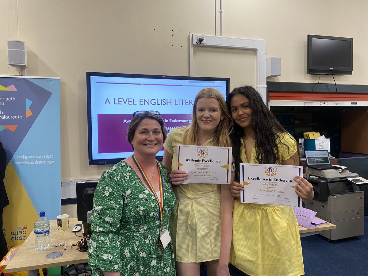 RadyrSixthForm's tweet photo. Academic &amp; Endeavour Award

English Lit - Ffion &amp; Sky

⭐️👏🏻🎉 https://t.co/YGRoVeQCjm