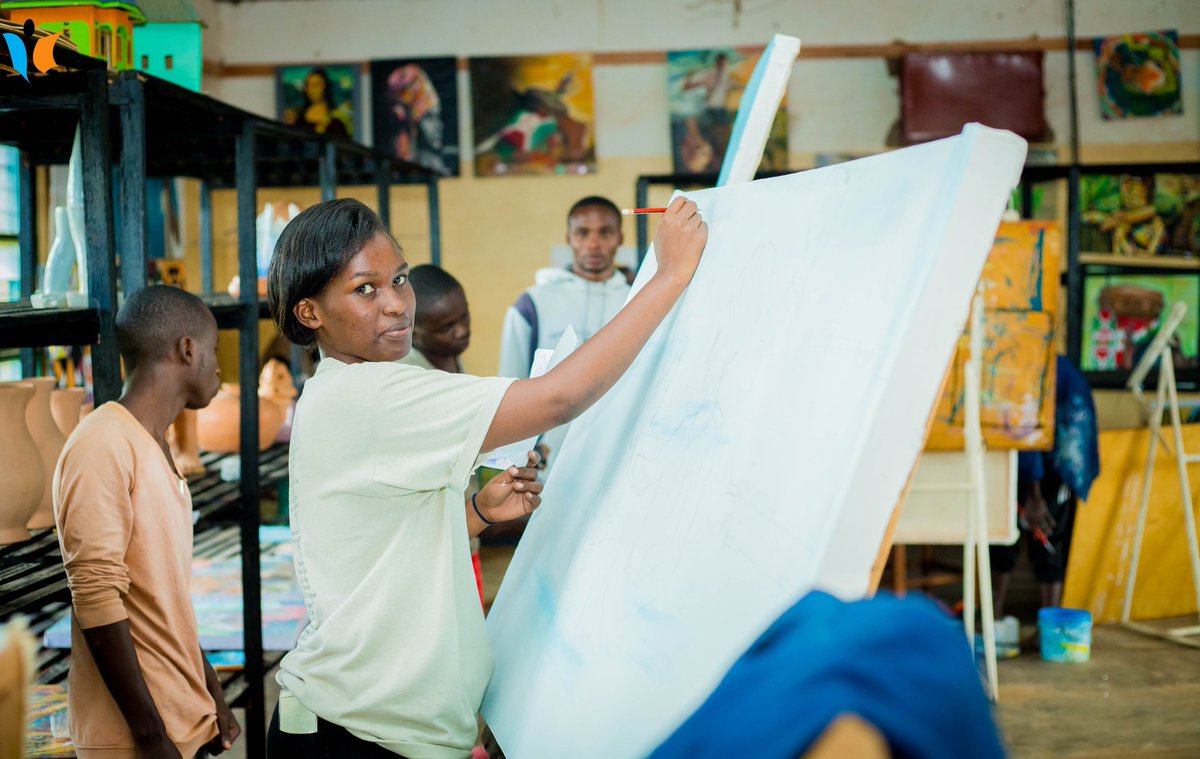 MagazineJimbere's tweet image. ✍🏾 À la veille de la finale du Festival de #dessin et de la bande dessinée, les 10 finalistes mettent déjà la main à la pâte: à l’École Technique Secondaire d’Art de @Gitega, chacun devant son chevalet s'apprête à reproduire sur toile l’œuvre soumise sur papier A4

🔖 Au