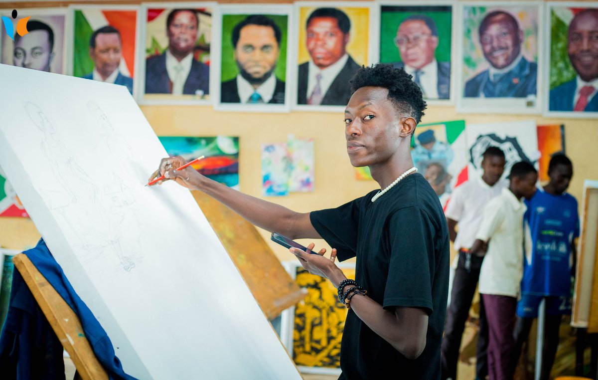 MagazineJimbere's tweet image. ✍🏾 À la veille de la finale du Festival de #dessin et de la bande dessinée, les 10 finalistes mettent déjà la main à la pâte: à l’École Technique Secondaire d’Art de @Gitega, chacun devant son chevalet s'apprête à reproduire sur toile l’œuvre soumise sur papier A4

🔖 Au