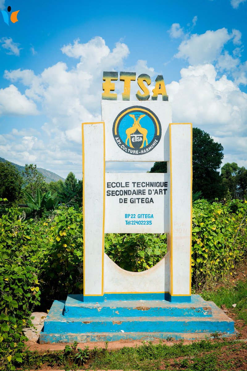 MagazineJimbere's tweet image. ✍🏾 À la veille de la finale du Festival de #dessin et de la bande dessinée, les 10 finalistes mettent déjà la main à la pâte: à l’École Technique Secondaire d’Art de @Gitega, chacun devant son chevalet s'apprête à reproduire sur toile l’œuvre soumise sur papier A4

🔖 Au