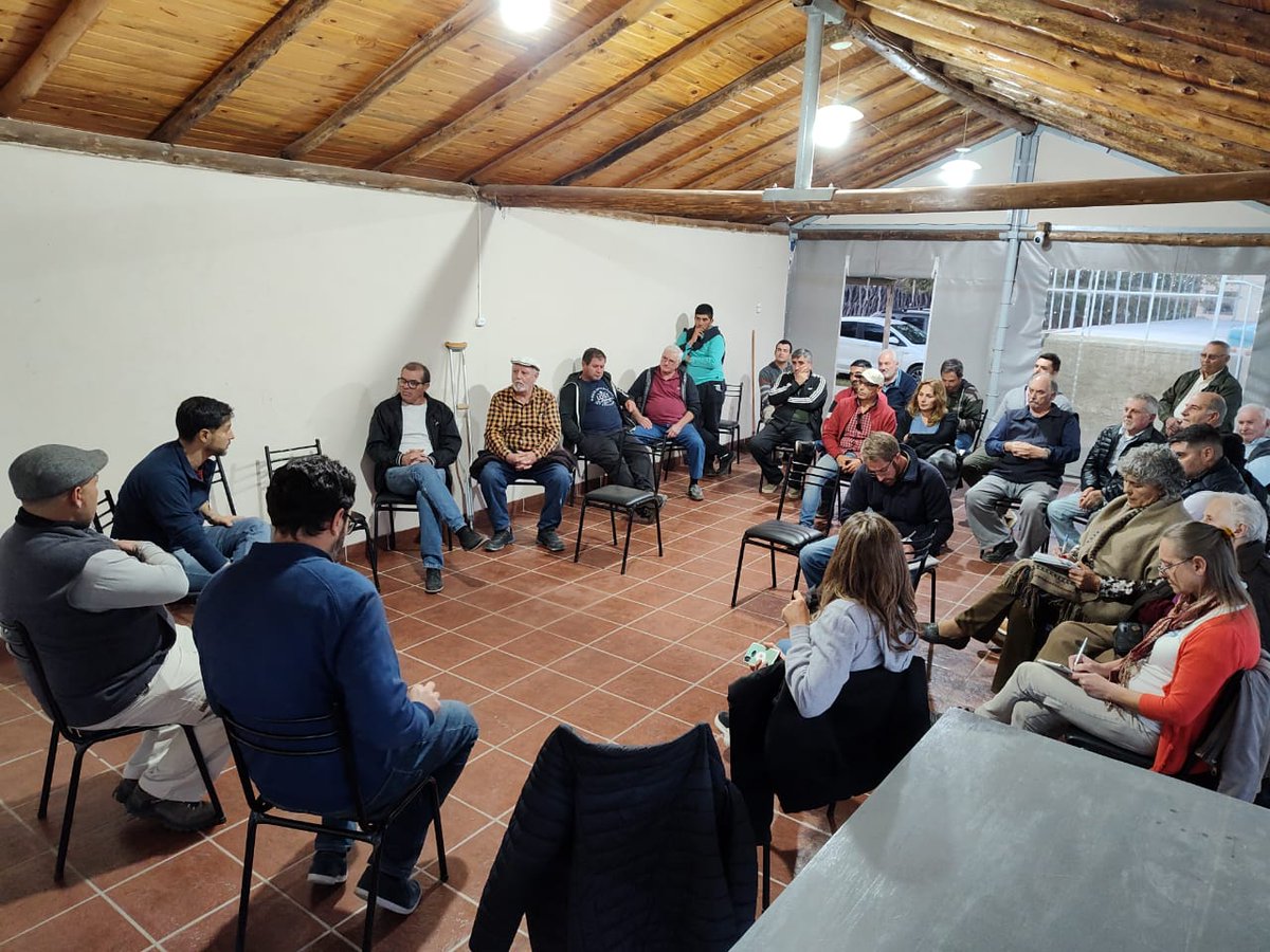 avm_mendoza's tweet photo. ¡REUNIDOS CON PRODUCTORES DE COSTA DE ARAUJO, LAVALLE!
En compañía del equipo técnico de producción primaria de @COVIAR1 , presentamos la línea #PROVIARII.
AVM brinda asesoramiento contable, legal y técnico gratuito. Además, asistimos con apoyo en la elaboración de proyectos https://t.co/LWQ92mC0qy