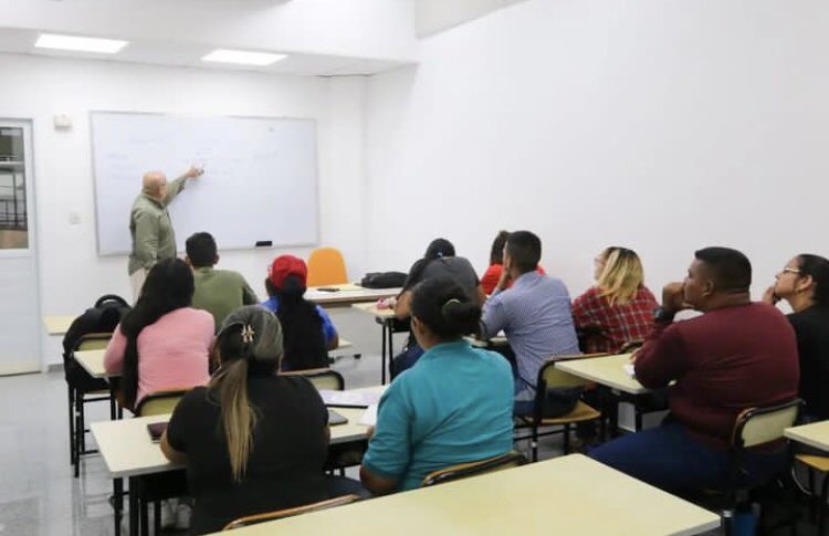 mppeduniv's tweet photo. #EnFotos📸 Presidente @nicolasmaduro inaugura, en el estado Bolívar, la Universidad Nacional Experimental de las Especialidades Eléctricas #Unexee, que promoverá la cultura energética.
#1x10ContactoConElPueblo https://t.co/8Zch9cctp4
