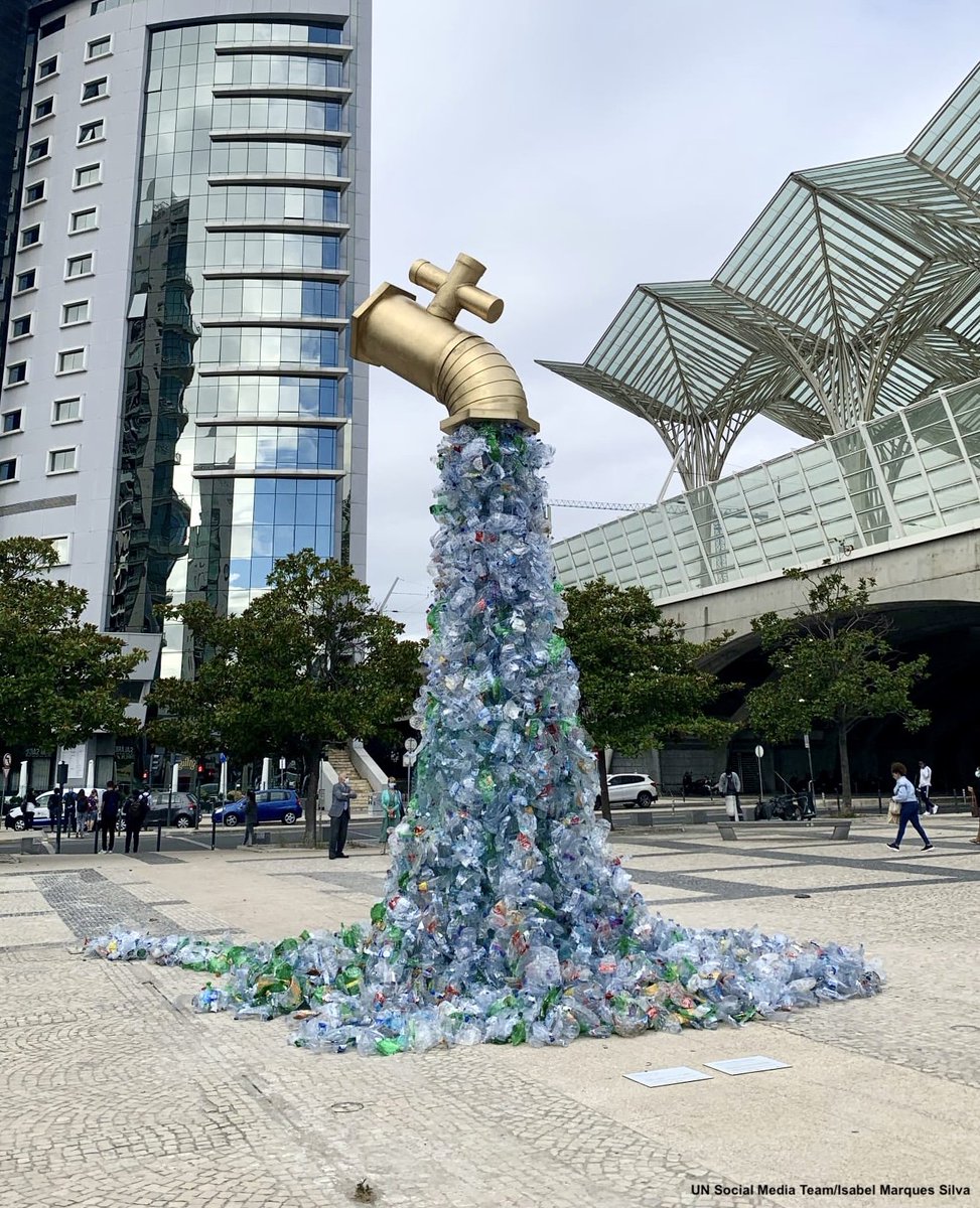 Addressing plastic pollution will require a dramatic transformation of the entire life cycle of plastics; from production &amp; consumption to waste management.

New <a href="/UNEP/">UN Environment Programme</a> report lays out a roadmap to #BeatPlasticPollution. unep.org/news-and-stori…

📸: Sculpture by <a href="/thevonwong/">Von Wong</a>