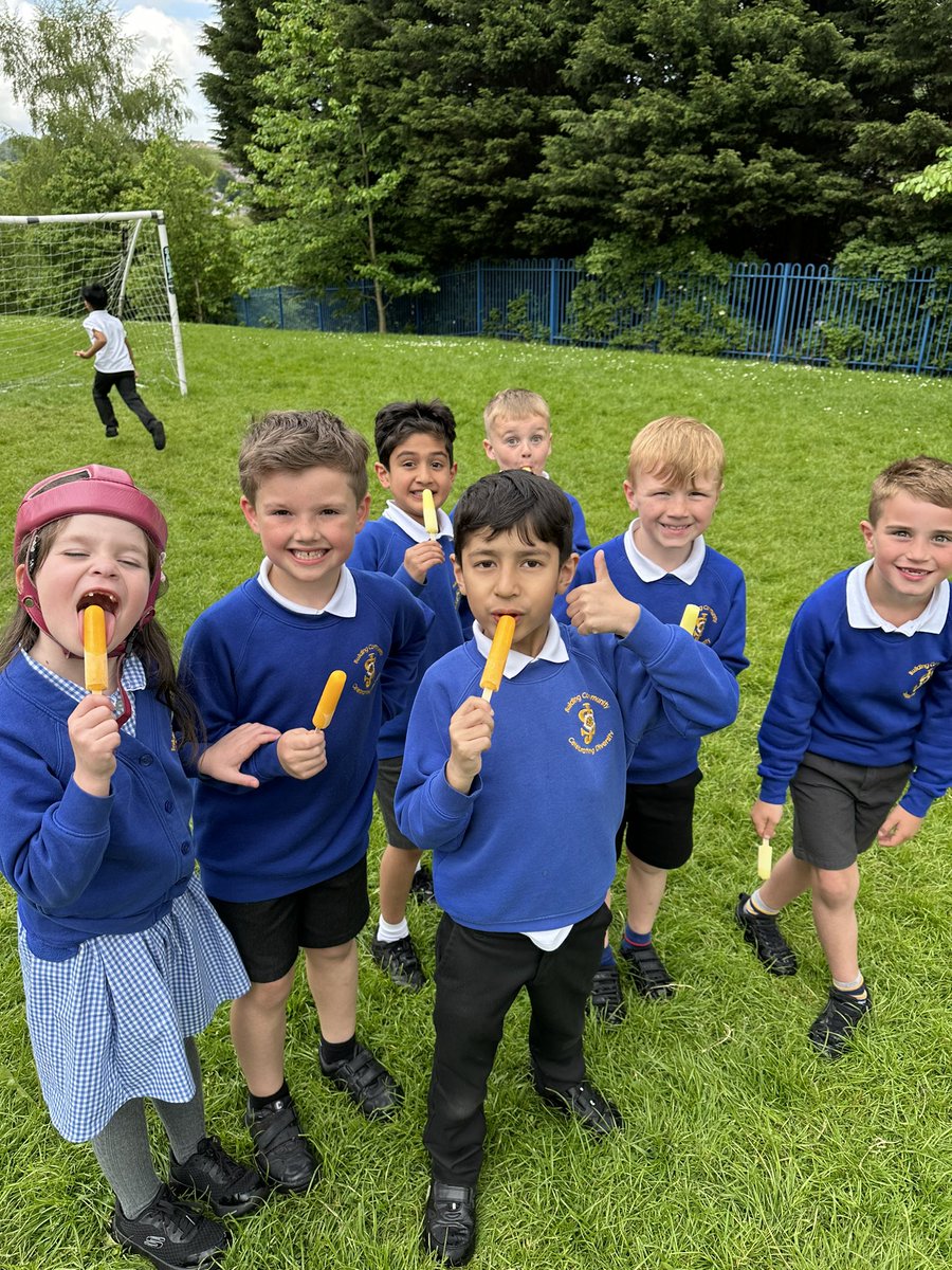 stjosephskly's tweet photo. Apple class have worked so hard this week that everyone was the star of the week! A well deserve play and ice pop to celebrate 💕 I am so proud of you all! 🍏 👏🏼 #Appleclass https://t.co/QiMt1YBzeb