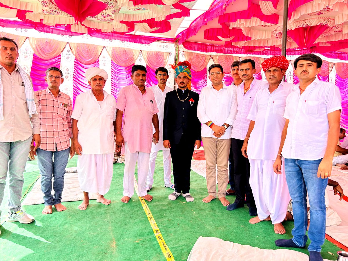 NarpatRajBarmer's tweet photo. आडेल पंचायत समिति के ग्राम पंचायत नोखड़ा में चुनाराम जी सारण के सुपुत्र के मुकलावे की सभा में शामिल हुआ। #Adel #Nokhra https://t.co/gfQCJntBei