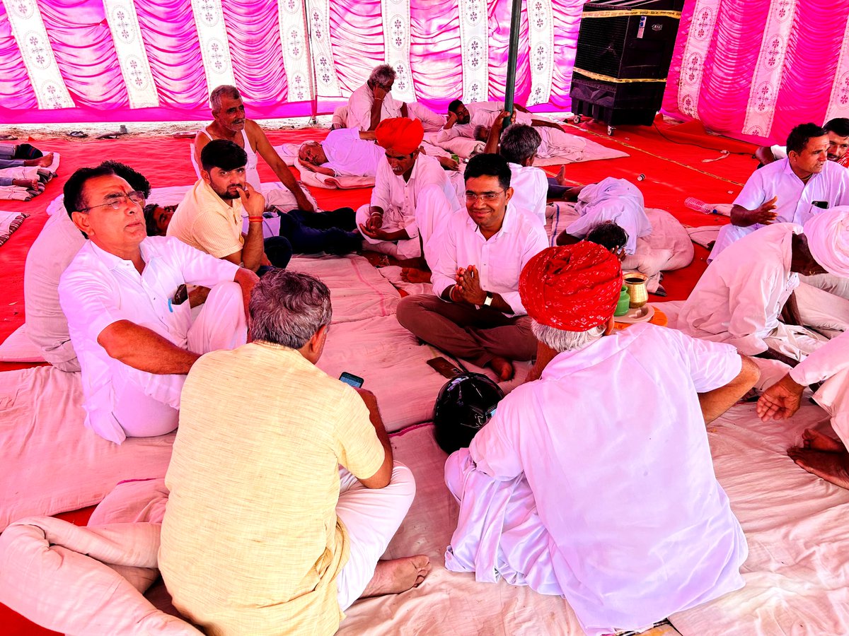 NarpatRajBarmer's tweet photo. आडेल पंचायत समिति के ग्राम पंचायत नोखड़ा में चुनाराम जी सारण के सुपुत्र के मुकलावे की सभा में शामिल हुआ। #Adel #Nokhra https://t.co/gfQCJntBei