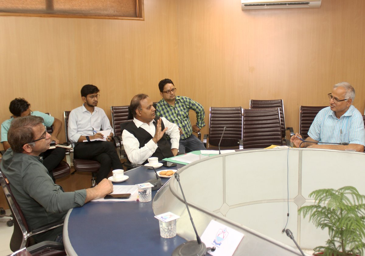 DelhiJalBoard's tweet photo. नांगलोई में जलापूर्ति  और बेहतर होगी। दूषित पानी की शिकायतों का शीघ्र निपटारा होगा। डीजेबी के उपाध्यक्ष श्री सोमनाथ भारती ने अधिकारियों को दिए निर्देश। "मीट विद एमएलए" मुहिम के तहत आज नांगलोई के विधायक श्री राघवेंद्र शौकीन के साथ की बैठक।
 
#DJB4U #DjbOnMissionMode https://t.co/7w5hGC3P6m