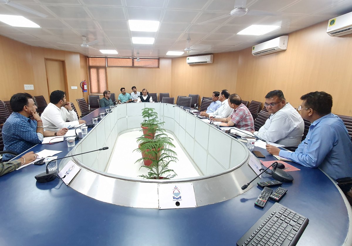 DelhiJalBoard's tweet photo. नांगलोई में जलापूर्ति  और बेहतर होगी। दूषित पानी की शिकायतों का शीघ्र निपटारा होगा। डीजेबी के उपाध्यक्ष श्री सोमनाथ भारती ने अधिकारियों को दिए निर्देश। "मीट विद एमएलए" मुहिम के तहत आज नांगलोई के विधायक श्री राघवेंद्र शौकीन के साथ की बैठक।
 
#DJB4U #DjbOnMissionMode https://t.co/7w5hGC3P6m