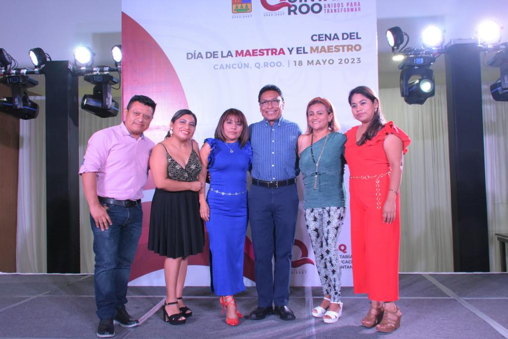 EstudiaEnCancun's tweet photo. En agradecimiento a la noble labor de educar, celebramos el Día de la Maestra y el Maestro con docentes de nivel primaria pertenecientes a la Sección 25 del SNTE, reconociendo el esfuerzo y trabajo que realizan en la transformación de la educación de nue… https://t.co/ZyYFueTTyN