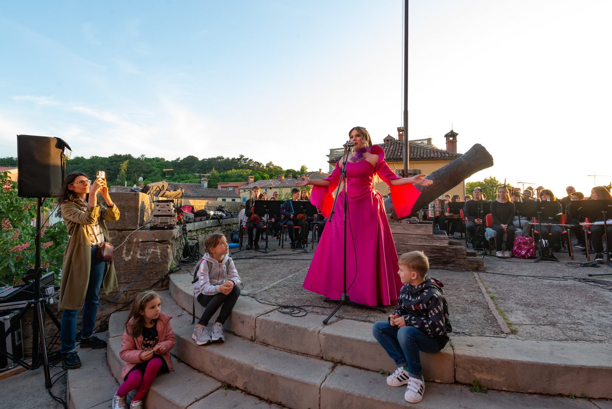 ElisLovric's tweet photo. Dragi ljudi, evo malo ugođaja s jučerašnjeg otvaranja #LABINA festivala umjetnosti i tolerancije 2023.
#art #tolerance #PinkLove
Foto: Giordano Cellich
Dress: A design
Necklace: Sanjak hand made https://t.co/z3i6tK9Jm6 https://t.co/VDqEMtAyYv