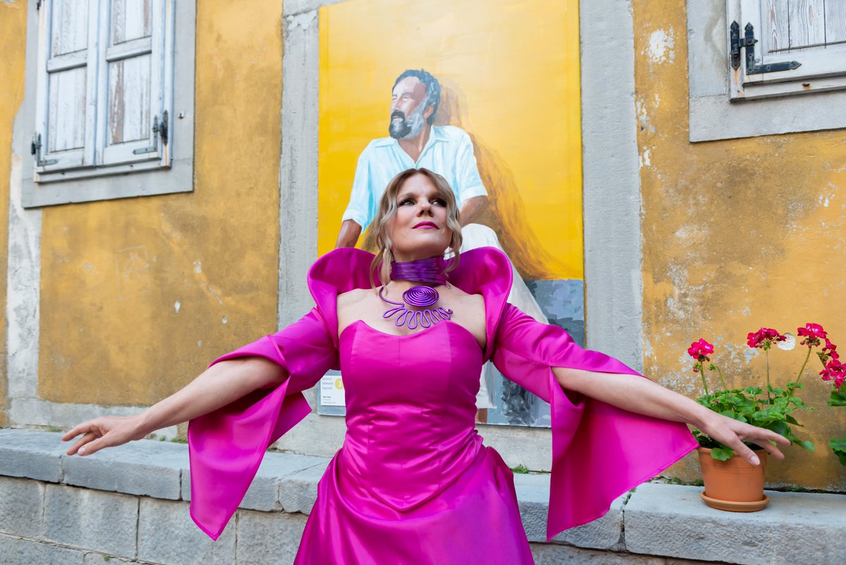 ElisLovric's tweet photo. Dragi ljudi, evo malo ugođaja s jučerašnjeg otvaranja #LABINA festivala umjetnosti i tolerancije 2023.
#art #tolerance #PinkLove
Foto: Giordano Cellich
Dress: A design
Necklace: Sanjak hand made https://t.co/z3i6tK9Jm6 https://t.co/VDqEMtAyYv