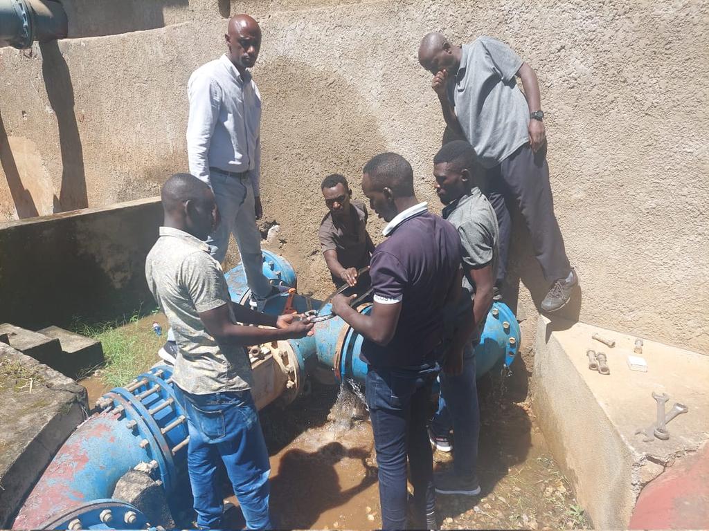 Regideso_bdi's tweet photo. Suite à une panne en cours de réparation sur la conduite de refoulement vers les quartiers #Gasekebuye #Musaga et #kamesa , l'approvisionnement en eau potable est perturbé dans ces localités.Les techniciens sont à l'œuvre. https://t.co/L7o6cSjpUR