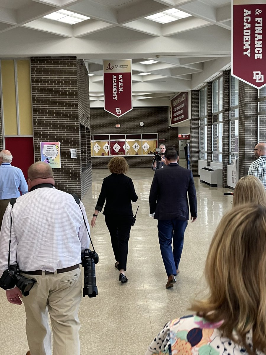 JCPSHighEA_AofL's tweet image. It’s @JCPSKY Prize Patrol day! We are surprising some incredible seniors with scholarships donated by our employees! #WeAreJCPS

First stop… @Doss_High @AcademiesofLou