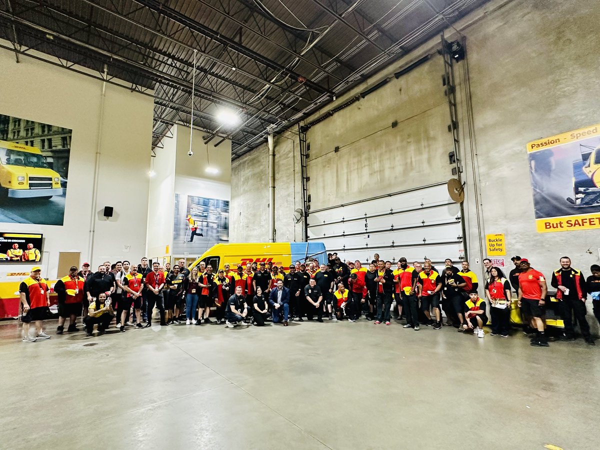 TeamKalitta's tweet image. .@JRTodd373 and @ShawnLangdon333 stopped by the @DHLUS O’Hare station this morning to kick off their #Route66Nats race weekend! 

It was great to see everyone in yellow and red that make what we do possible. #TeamDHL #SpeedofYellow