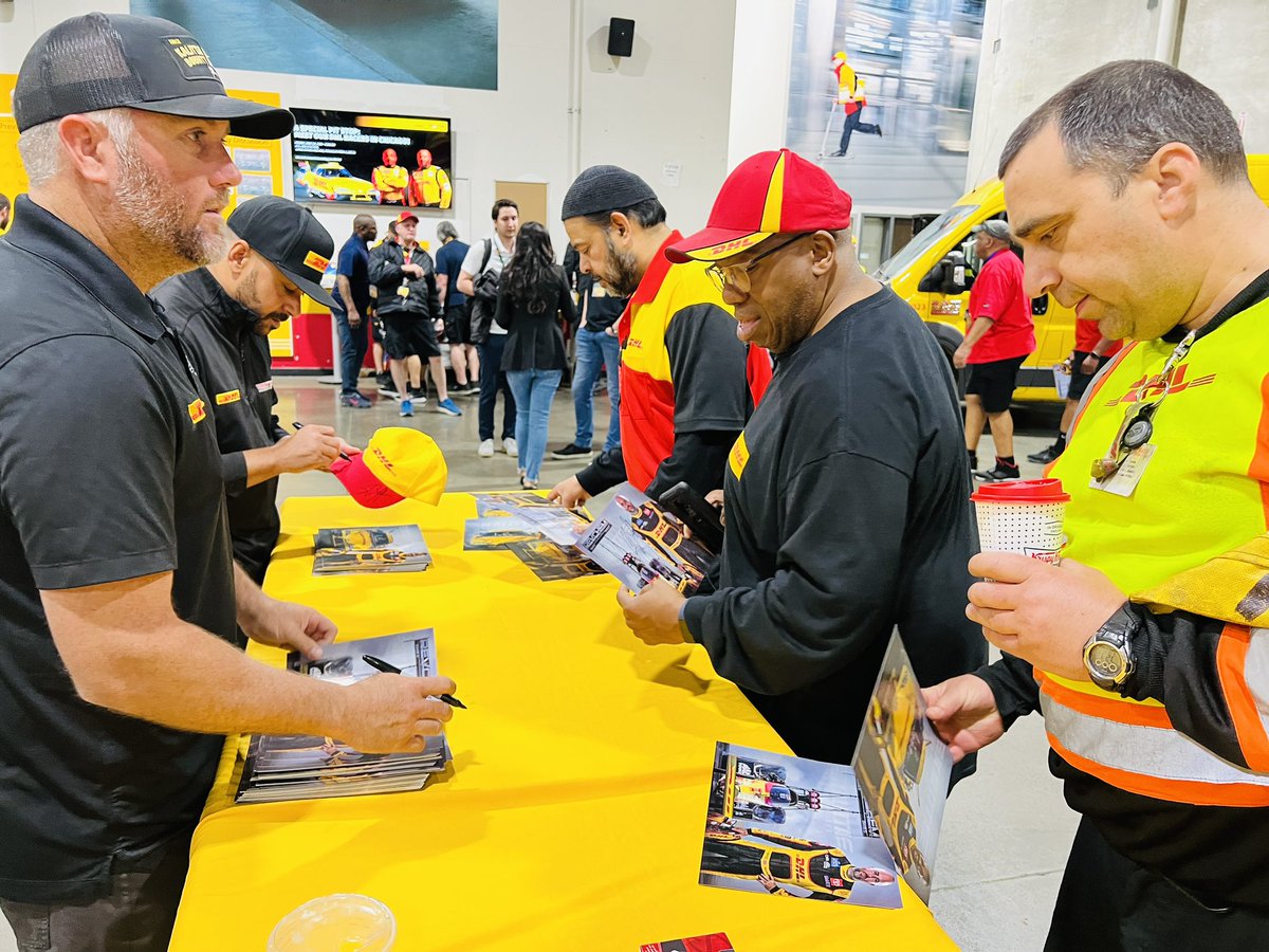 TeamKalitta's tweet image. .@JRTodd373 and @ShawnLangdon333 stopped by the @DHLUS O’Hare station this morning to kick off their #Route66Nats race weekend! 

It was great to see everyone in yellow and red that make what we do possible. #TeamDHL #SpeedofYellow