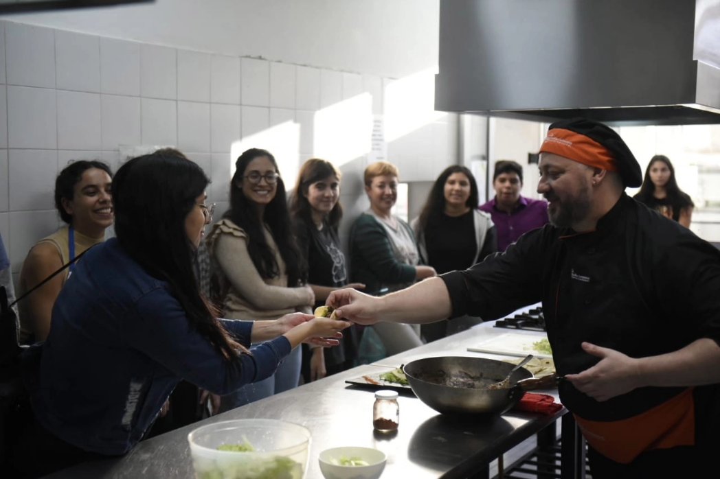SemanaGR's tweet photo. 📸💯 Impresionante clase de elaboración de tacos Teriyaki fusionando sabores orientales en Semana Gastronómica 👌

🙌 A cargo de Cristian Viola de la escuela de cocina IGI 😊.

❤️ FANS DE LOS TACOS ❤️

#SGR2023 https://t.co/aTRUS7uc4g