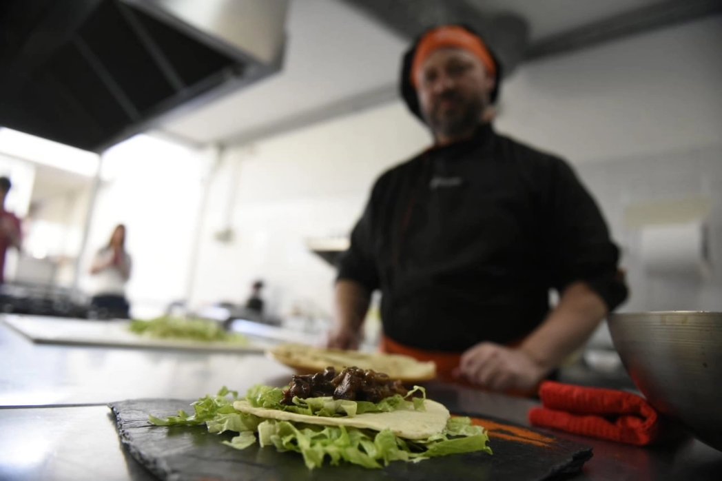 SemanaGR's tweet photo. 📸💯 Impresionante clase de elaboración de tacos Teriyaki fusionando sabores orientales en Semana Gastronómica 👌

🙌 A cargo de Cristian Viola de la escuela de cocina IGI 😊.

❤️ FANS DE LOS TACOS ❤️

#SGR2023 https://t.co/aTRUS7uc4g
