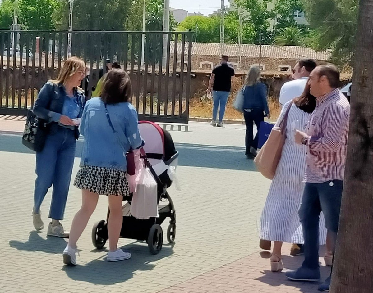 Miembros de la lista electoral de MI LINARES, con su candidata Juana Cruz, han estado hoy en el "mercadillo" explicando el programa electoral.

#MiLinares2023
#JuanaCruz
#28M