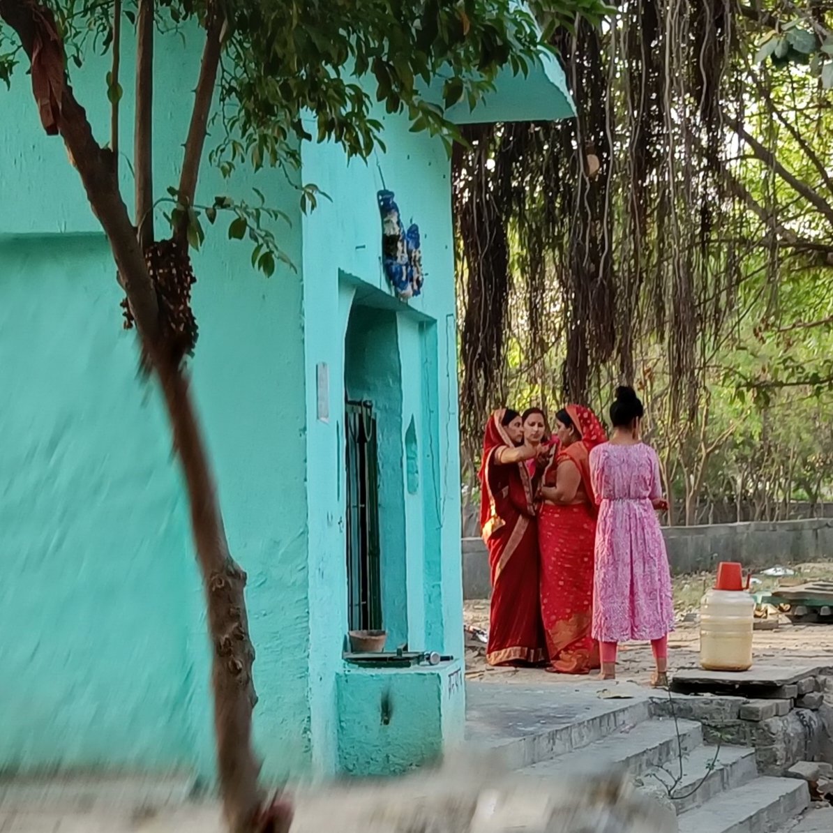 ibtlx's tweet photo. On Vat Savitri Pooja, @noida_authority 1500+ families living in 2 societies would like to acknowledge that this group didnt only make a #Majaar on the footpath, also #encroached the pumping station in the green belt. Opposite Ikkebana Sec 143

Cc : @CeoNoida @myogiadityanath https://t.co/godJT9XOzj