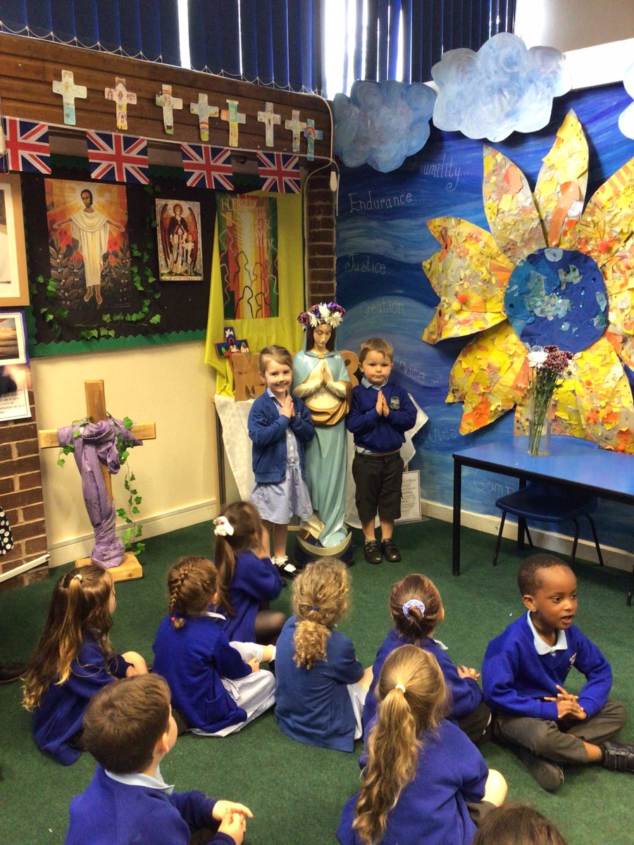 Nursery Class made a beautiful flower crown for Mary Our Mother. The children have been learning how Mary is the Mother of Jesus and how we can show our love for Mary.