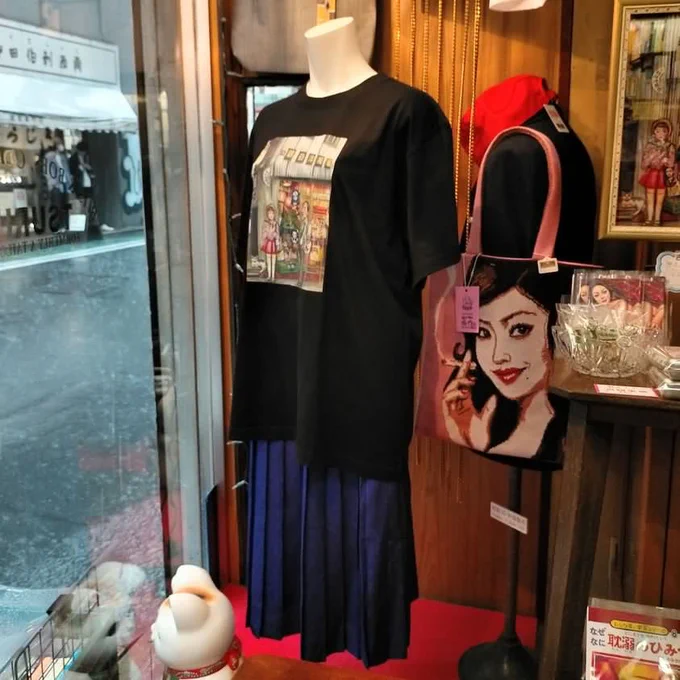 先月ポップアップショップを開催した神保町(元)鶴谷洋服店 さんにて「邂逅」Tシャツの新色黒が発売となりました。実店舗でもサイトでもご購入いただけます。Mサイズ、Lサイズ¥3,520です。 なにとぞ 
