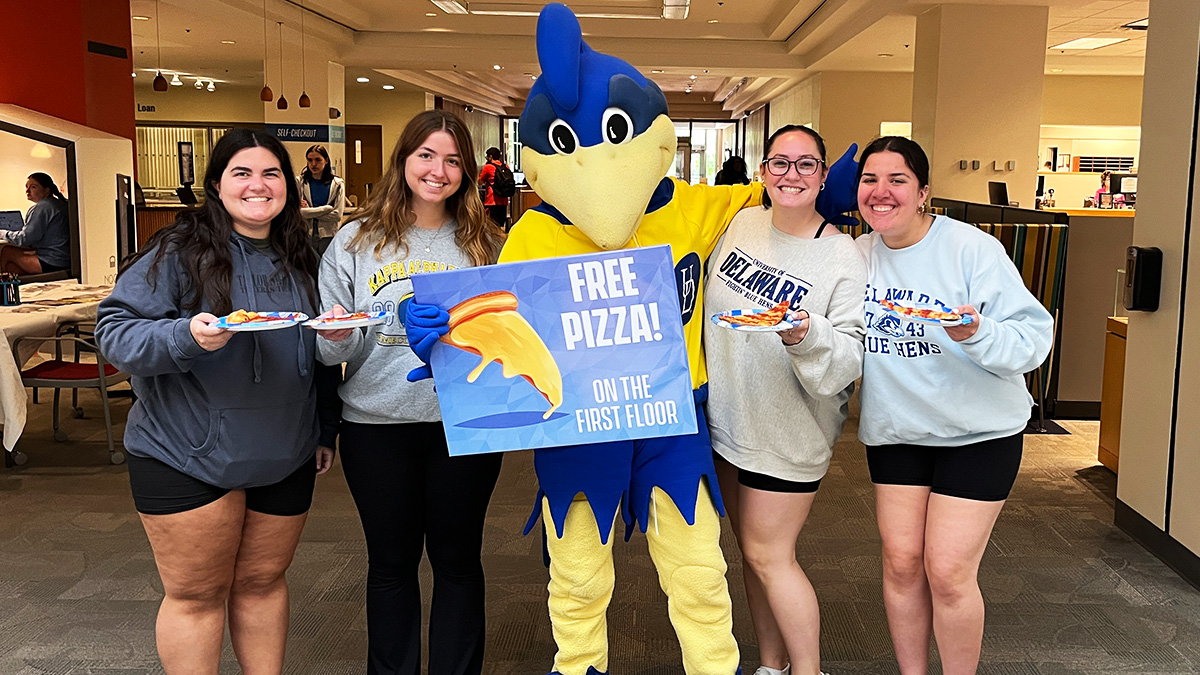 UDLibrary's tweet photo. We hope you enjoyed the pizza yesterday, #BlueHens! 🍕 Thanks to our friends at @Delaware_FB who handed out the pizza, and @YoUDee00 who led everyone to the party. https://t.co/OqHQOjlL81