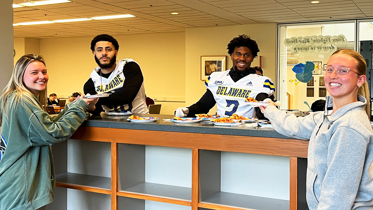 UDLibrary's tweet photo. We hope you enjoyed the pizza yesterday, #BlueHens! 🍕 Thanks to our friends at @Delaware_FB who handed out the pizza, and @YoUDee00 who led everyone to the party. https://t.co/OqHQOjlL81
