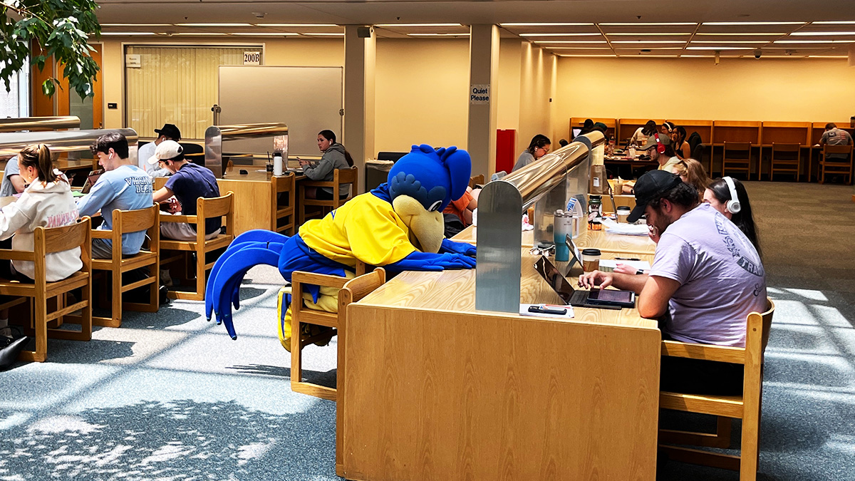 UDLibrary's tweet photo. We hope you enjoyed the pizza yesterday, #BlueHens! 🍕 Thanks to our friends at @Delaware_FB who handed out the pizza, and @YoUDee00 who led everyone to the party. https://t.co/OqHQOjlL81