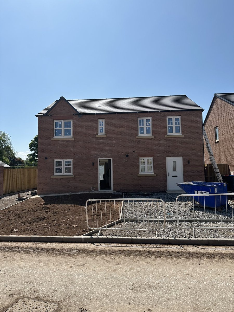 AnnetteW_Muir's tweet photo. 🏡Our last two plots for #sharedownership at Phase 1, Sandstone Gate #malpas looking great in the sunshine - looking forward to taking handover in the next few weeks and seeing our residents moving in @MuirGroupHA @MuirDevelopment @MuirFury @SophWhitt @duchyhomes 🏡 https://t.co/UCGOi1MKLa