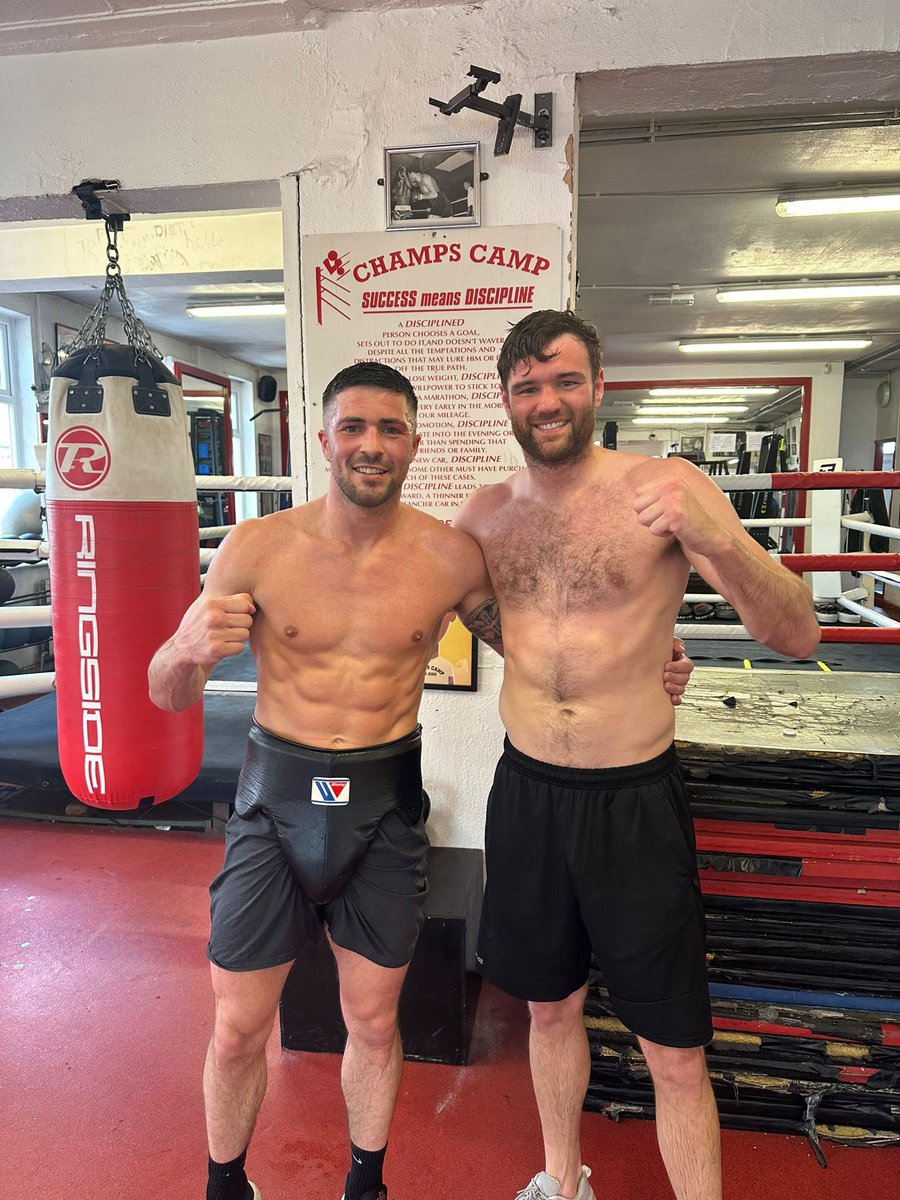 Great rounds this morning at @ChampsCampUK @GallaghersGym for @MickeyEllison25 with @Markheffron91 
And @LeeGormley and imad with @CEdwardsBoxing 🔥🔥🔥 @eliteboxer @JoeG