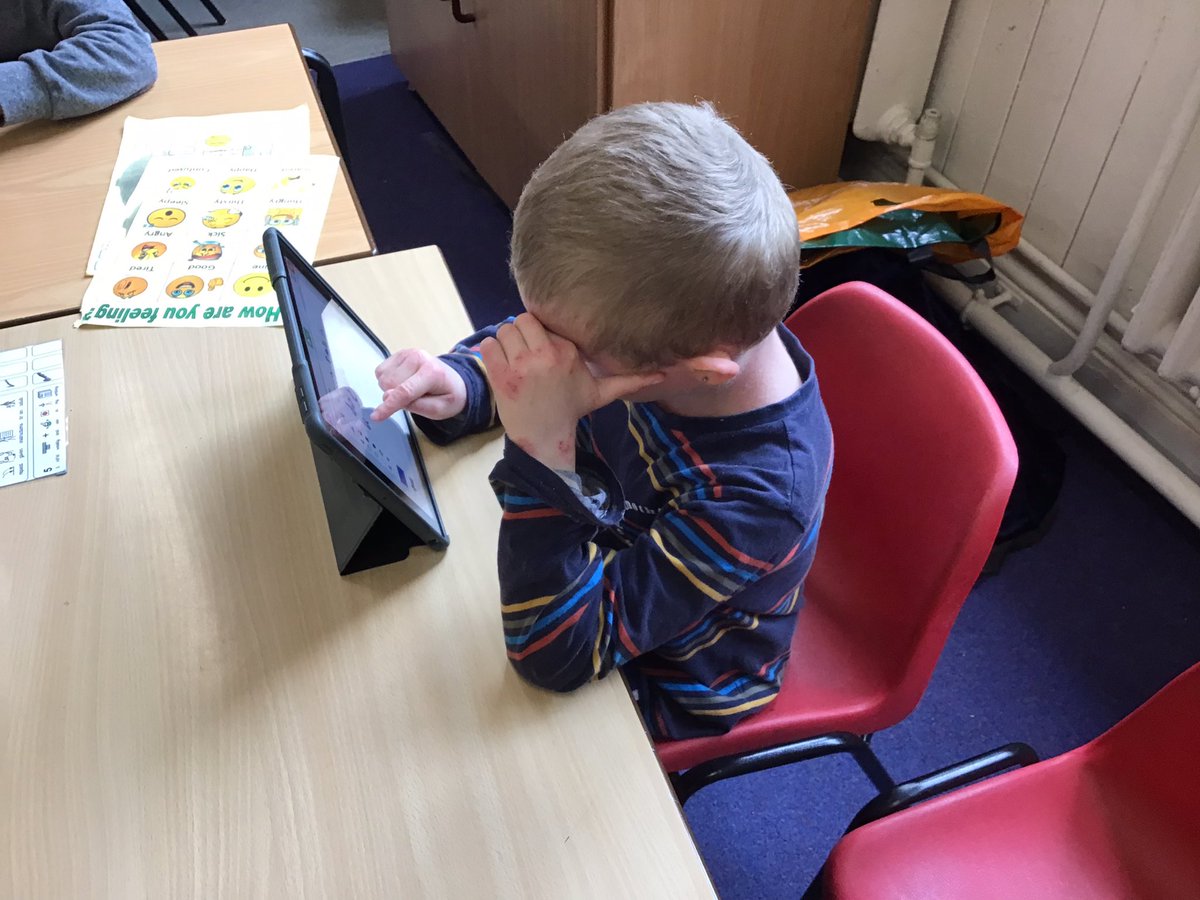 ClaphamTerrace1's tweet photo. This afternoon Year 3 are creating branching databases all about finding out your favourite chocolate bar #computing #purplemash #2question https://t.co/bG22cr3UvT