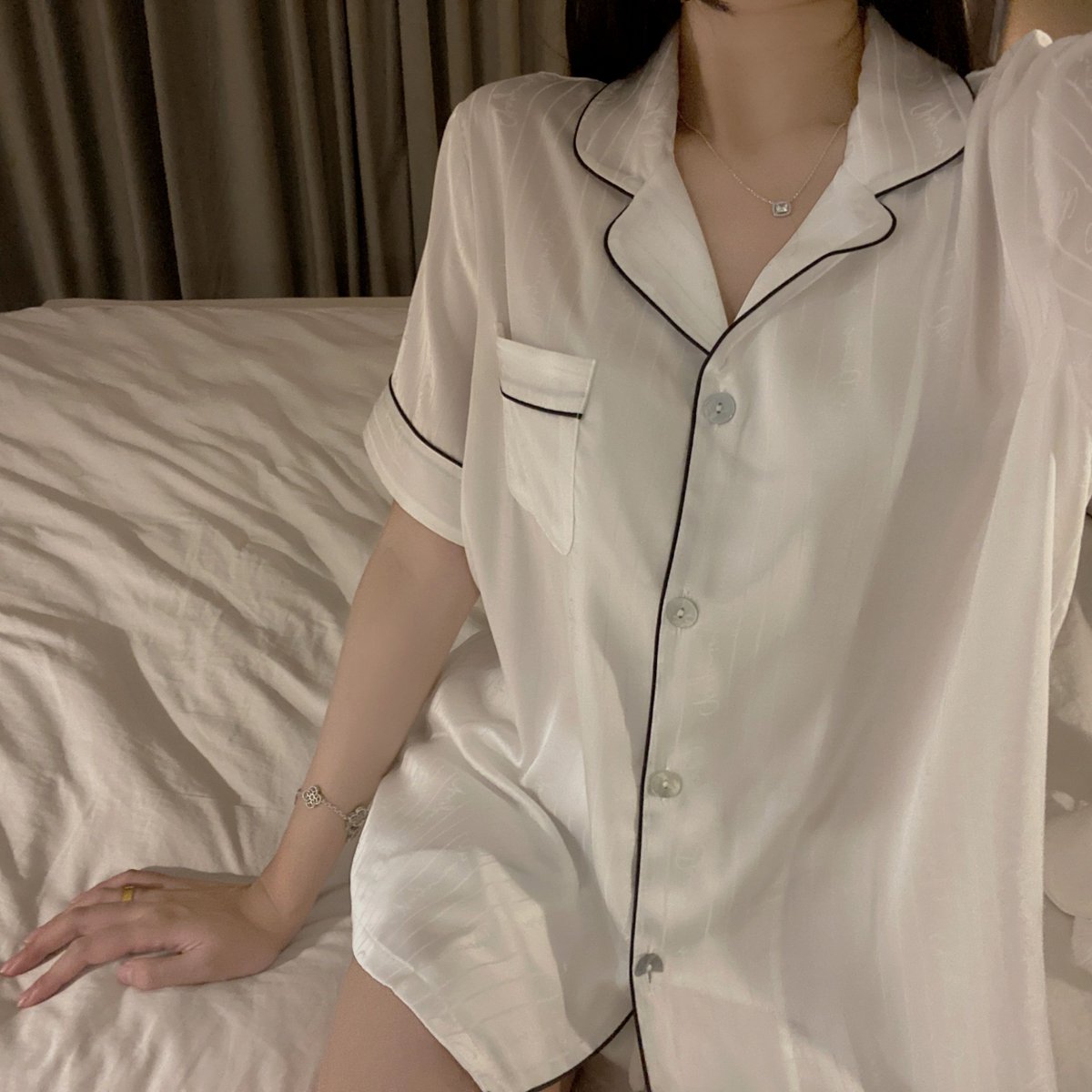 hangruoqi's tweet photo. 夏天还是冰丝睡衣舒服
晚安 https://t.co/QHca9RKJy6