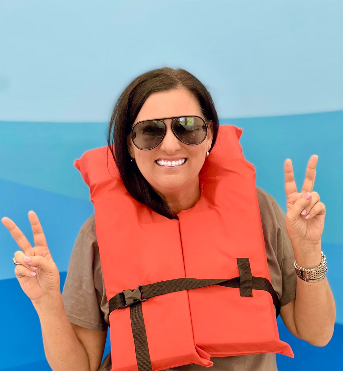 GourleyCarla's tweet photo. I 💛 love spending time with my friends + family on Eagle Mountain Lake! We like to listen to music, enjoy the ☀️ & laugh while on the water! We must always boat responsibly & that is why I always wear my life jacket! #NationalWearALifeJacketToWorkDay #MakeItTogether ☀️⛵️⚓️ https://t.co/OKpPeWfHXd