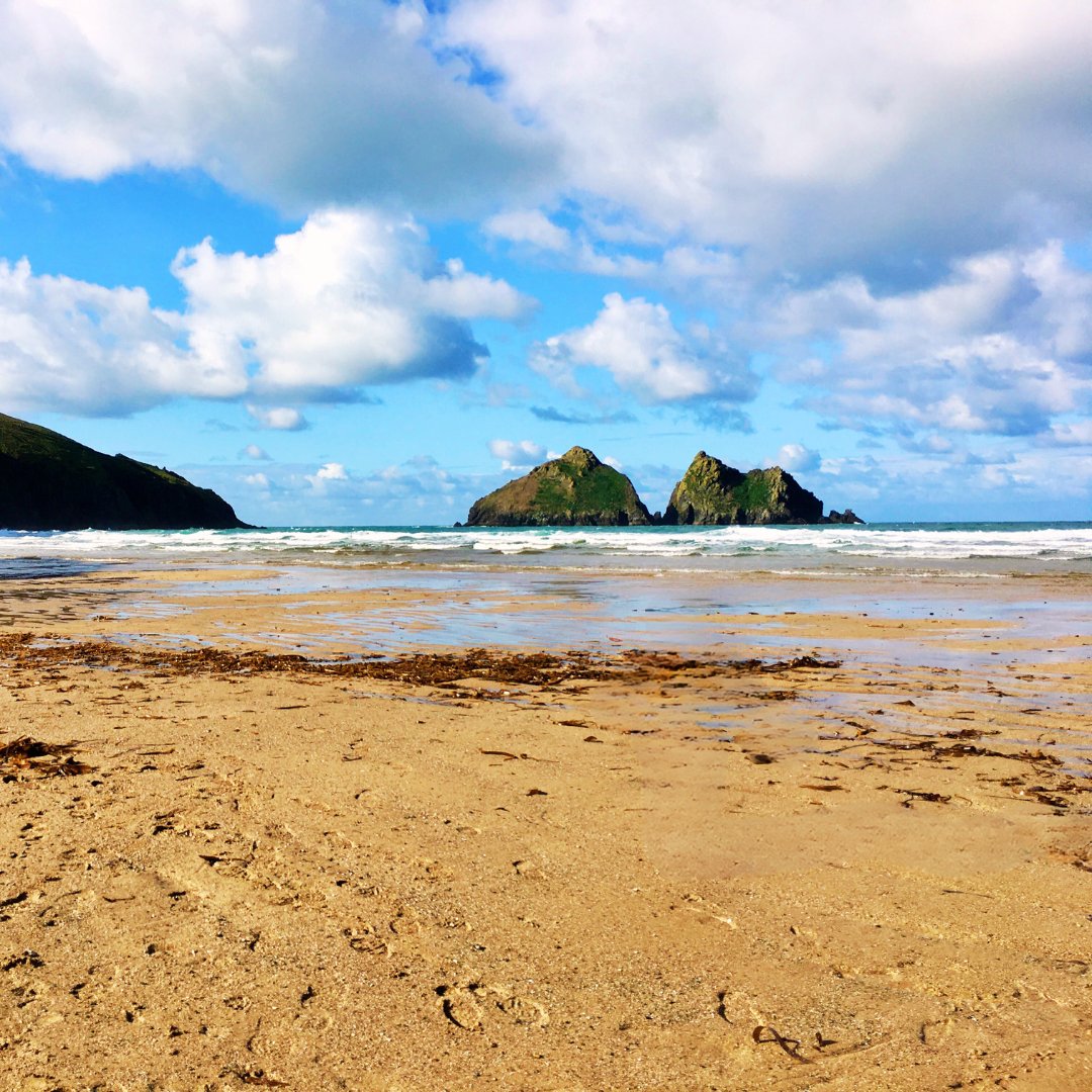 PlansChange_com's tweet photo. Warm weather is on its way &amp; Britain certainly isn’t short of beautiful beaches to visit. 🏖 But which is your favourite? Tweet us!
📍Holywell Bay Beach, Cornwall https://t.co/how5ROkn40