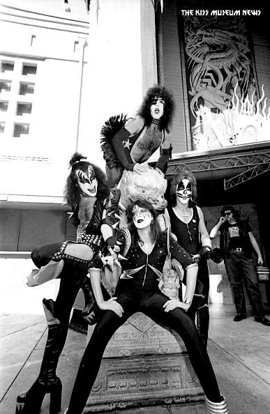 XPtheinsanebat's tweet photo. KISS at Graumans Chinese Theater in 1975 https://t.co/BYUSAEts7Z
