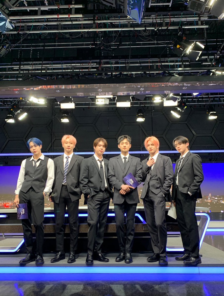 [📸]
2023.05.19
#아이돌데스크 

이상 아이돌데스크 베리베리였습니다✨

#베리베리 #VERIVERY #VRVR
#Liminality #EP_DREAM
#Crazy_Like_That