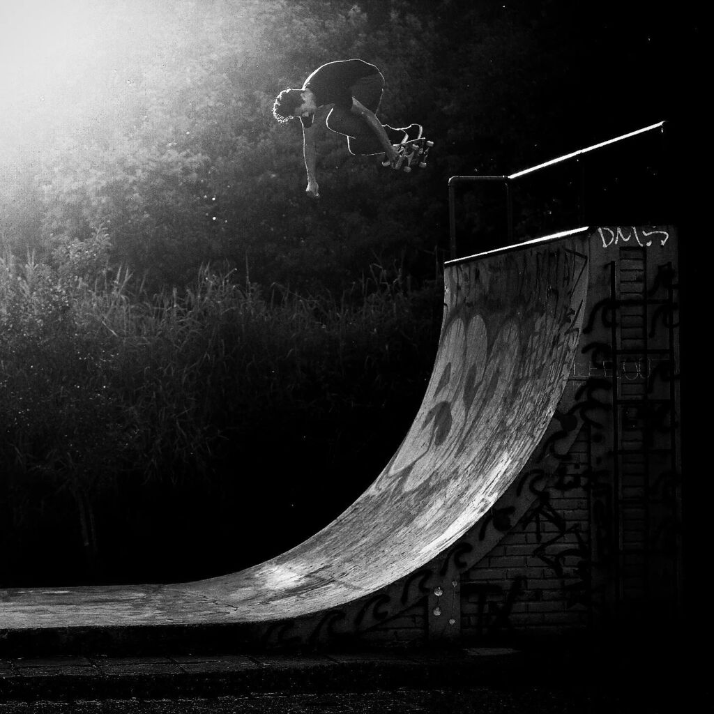 eu sou fã do @akirashiroma , vcs que lutem
.
essa foto foi em #Curitiba quando eu <a href="/zodi_official/">Zodi</a> e o <a href="/anderson_tuca/">CoachAndersonRibeiro</a> fomos gravar o #pelarua uma vez por lá e o #akirashiroma tava na sessão 
.
um dos caras que anda mais pra si próprio que eu conheci até ho… instagr.am/p/CsbHzLOAP0D/