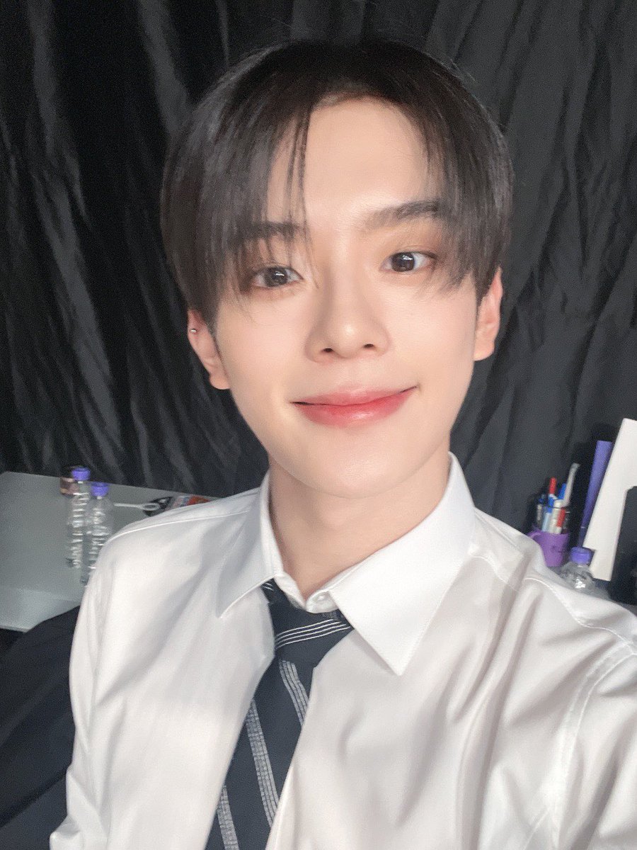 [📸]
2023.05.19
#아이돌데스크

#베리베리 #VERIVERY #VRVR
#Liminality #EP_DREAM
#Crazy_Like_That