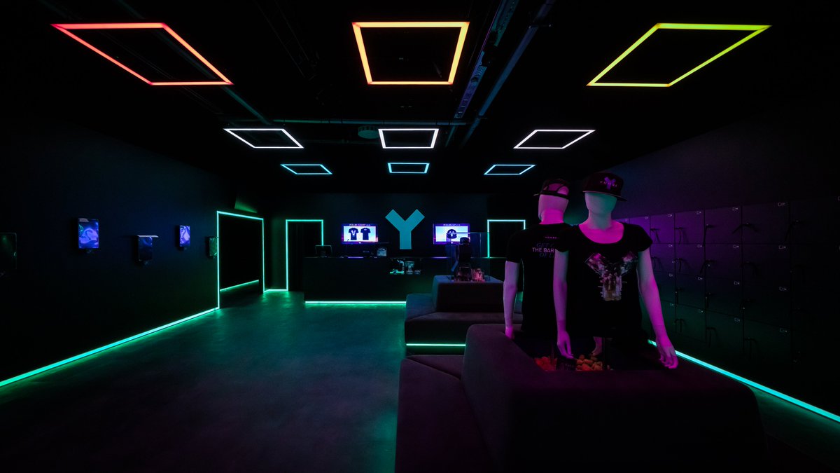 Are you ready to dive into exciting #virtual worlds and leave reality behind?  If you're standing in this room, you're just minutes away from an unforgettable YULLBE #PRO or #GO experience. What are you waiting for? 💥yullbe.com