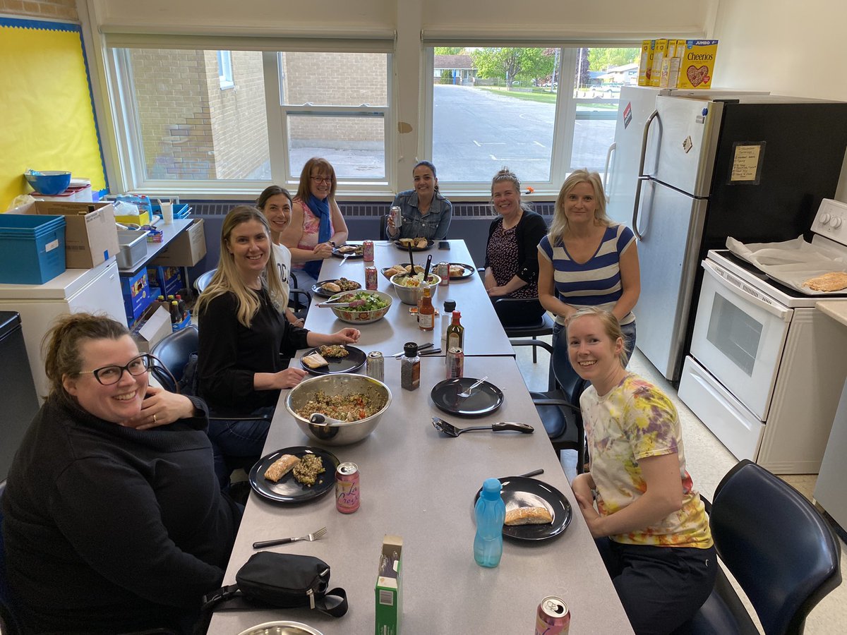 RccdsbFSL's tweet photo. Une soirée de jasette et bonne bouffe, mais pourquoi pas? #ouiteachinfrench @LourdesRCCDSB @RCCDSB https://t.co/kmVZP7oeqq