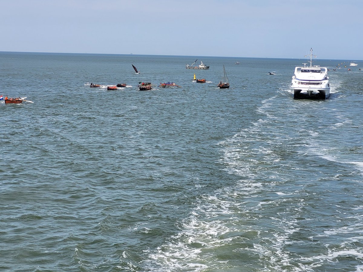 maritcupido's tweet photo. Wat een mazzel. Vanaf de boot de sloepen voorbij zien komen. De Tiger op de achtergrond. #Rederijdoeksen #HTsloepenrace #Tiger #sloepen #Harlingen #Terschelling https://t.co/8k3QX2m2ds