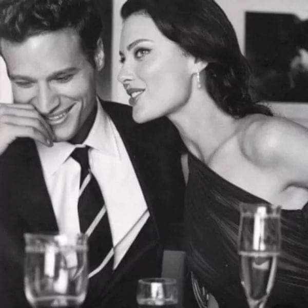 غازلها قائلاً: أنت النون والدال، والكاف بينهما، فردت قائلة: أنت السين والباء والباء بينهما