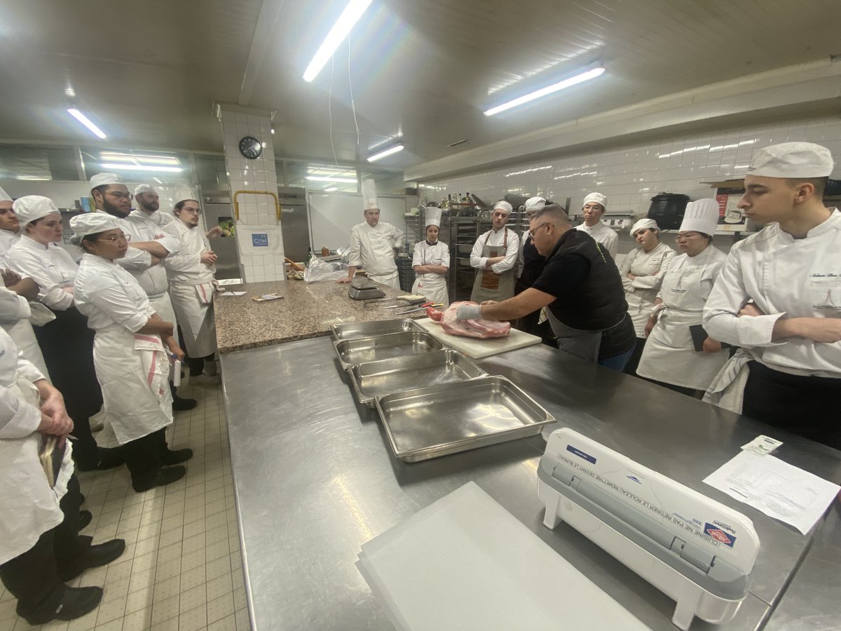 InterbevIDF's tweet photo. Nous serons lundi au Lycée Hôtelier Poullart des Places du restaurant "Les Apprentis d'Auteuil" à Thiais avec les étudiants et leur Chef Sylvain d'Avico pour présenter la filière #Veau + démo de découpe avec @LucPEREZ69 #filière #Métiers #CeuxQuiFontLaViande #Formation #Cuisinier https://t.co/DZrxxCPbeH