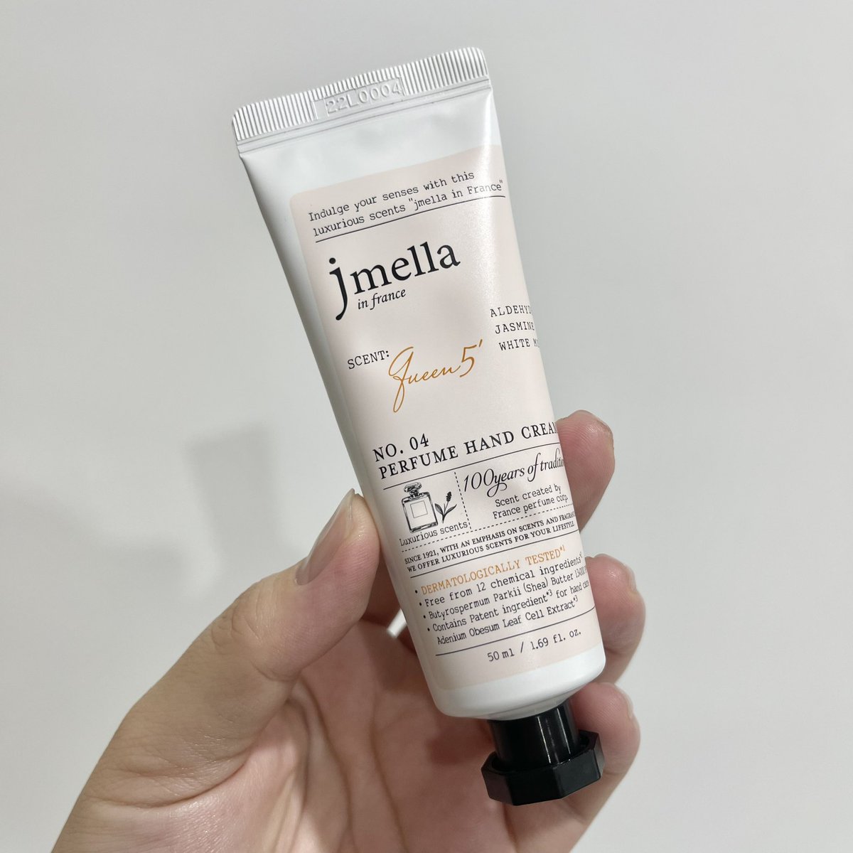 sfkkfs_'s tweet photo. กุอวยแฮนด์ครีมตัวนี้ของ jmella หอมติดมือมากก นี่พกติดรถไว้ทาตลอด เนื้อครีมเบา ไม่เหนียว ผิวมือนุ่มจริงจัง ได้มาในราคาร้อยกว่าบาท 🫶🏻🍀 https://t.co/FBKQHvtwEb