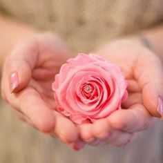 LinaGarante's tweet photo. @feli_pauli Un  mio affettuosissimo abbraccio di ritorno per te cara Feli
Che  bella sorpresa rileggerti. A me tutto bene, spero sia lo stesso anche per  te. Ti auguro un buon pomeriggio ed un  buon fine settimana di leggerezza sorrisi e cose belle.Ciao e grazie❤mille https://t.co/Gyk4Q4ANL6