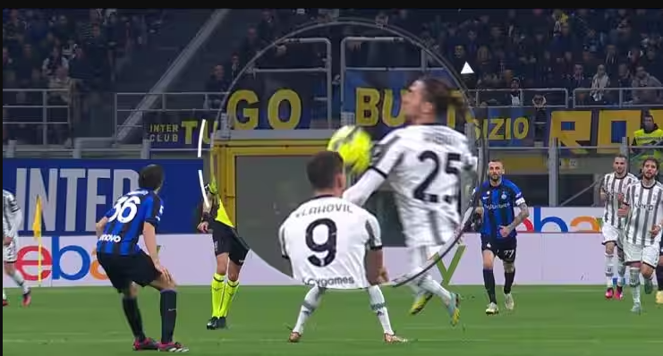 juvergogna's tweet photo. Continua la transizione della #juve, già iniziata in passato da Cuadrado e de Ligt, da squadra di calcio a squadra di pallamano. Sempre impuniti, ma secondo il gregge gobbo sarebbero perseguitati 🤣Un popolo di polli, presi in giro dal club per cui tifano e dal mondo intero https://t.co/T2dulWxhc4