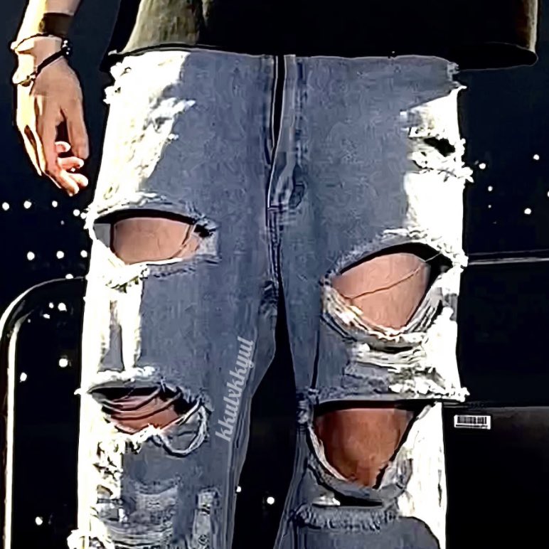 kkulxkkyul's tweet photo. Ok I decided not to gatekeep this for too long CUZ THE WORLD NEEDS TO KNOW ABOUT HAIRY THIGH LEG YOONGI https://t.co/6wnAO5ZdrW
